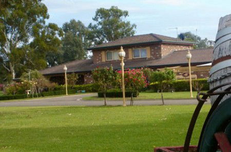 Carriage House Motor Inn - eAccommodation 0
