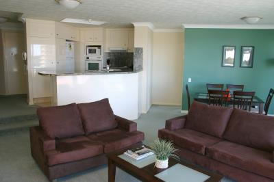 Surfers Mayfair - eAccommodation 6