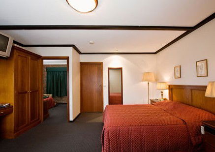 Mick O'Shea's Irish Pub And Motel - eAccommodation 2