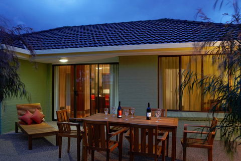 Wyndham Seven Mile Beach - eAccommodation 5