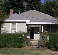 Honeysuckle Cottage Jingellic - eAccommodation