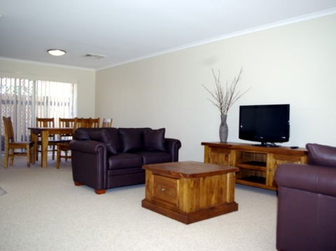 Fairways Bed And Breakfast At Jerilderie - eAccommodation 2