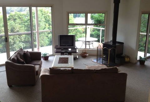 Ravensbourne Escape Kookaburra Kottage - eAccommodation 3