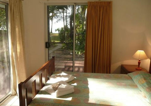 Beachside Holiday Units - eAccommodation 4