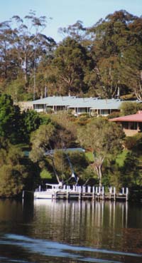 Gipsy Point Luxury Lakeside Apartments - eAccommodation 0