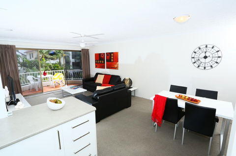 St Tropez Holiday Apartments - eAccommodation 6