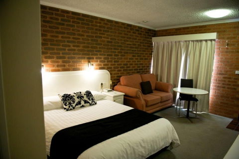 Cousins Motor Inn - eAccommodation 0