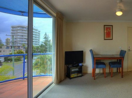 Surfers Beach Resort One - eAccommodation 4