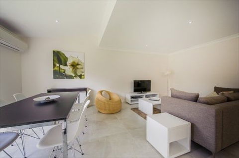 Escape At Nobbys - eAccommodation 3