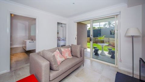 Escape At Nobbys - eAccommodation 6