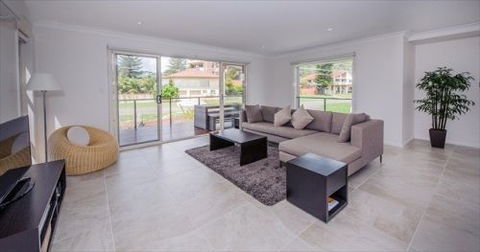Escape At Nobbys - eAccommodation 9