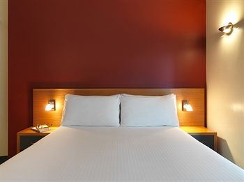 Ibis Melbourne Little Bourke Street - eAccommodation 1