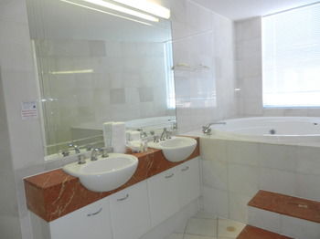 Beachside Resort - Kawana Waters - eAccommodation 36