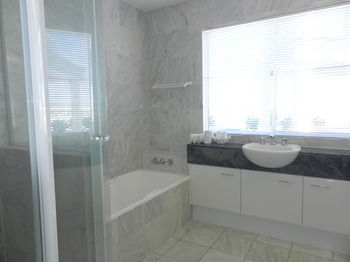 Beachside Resort - Kawana Waters - eAccommodation 37