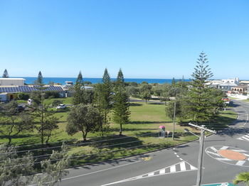 Beachside Resort - Kawana Waters - eAccommodation 40