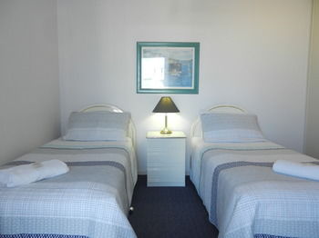 Beachside Resort - Kawana Waters - eAccommodation 47