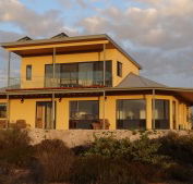 Dolphin Holiday House - eAccommodation