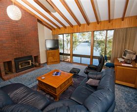 Waterside Accommodation - Derwent Retreat - eAccommodation 1