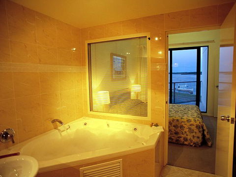 Boathouse Resort Tea Gardens - eAccommodation 1