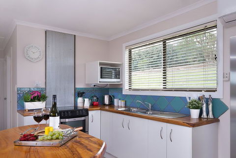 Jacaranda Cottages - eAccommodation 8