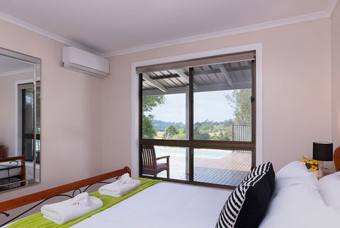 Jacaranda Cottages - eAccommodation 12