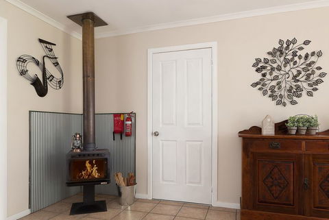 Jacaranda Cottages - eAccommodation 14