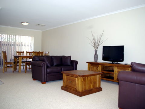 Fairways Bed & Breakfast At Jerilderie - eAccommodation 2