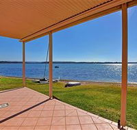 Luxury Waterfront House - eAccommodation