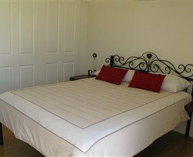 Rubyvale Gem Gallery Apartments - eAccommodation 2
