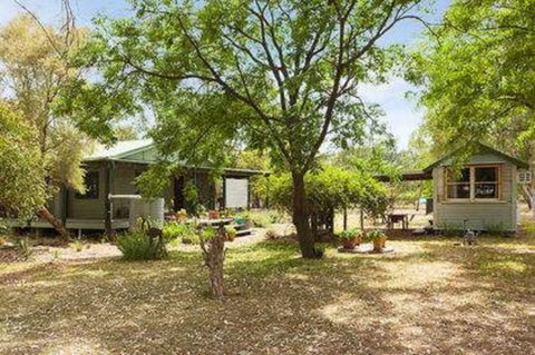 Red Tractor Retreat - eAccommodation 1