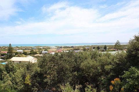LJ Hooker Goolwa Holiday Rentals - 39 Bradford Road, Goolwa Beach - eAccommodation 2