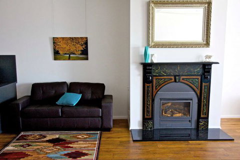 Penguin Beachfront Apartments - eAccommodation 4