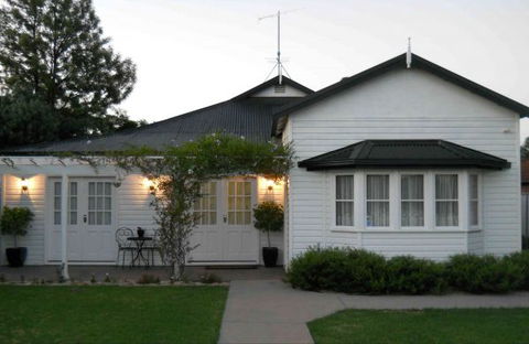 BJs Short Stay Apartments - eAccommodation 1