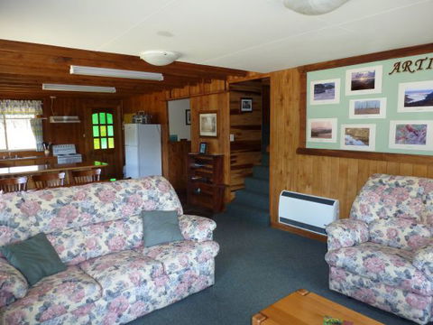 Arties Cottage Accommodation - eAccommodation 1
