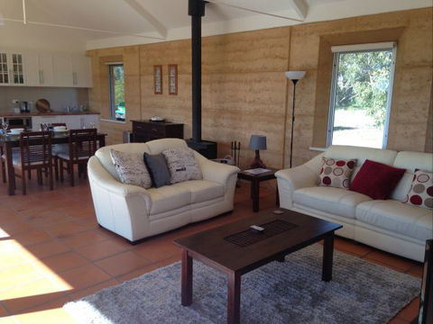 Muntiri Lodge Eco Retreat - eAccommodation 2