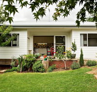 Young Garden Retreat - eAccommodation