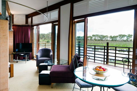 Bettenay's Lakeside Chalets And Luxury Spa Apartment - eAccommodation 0