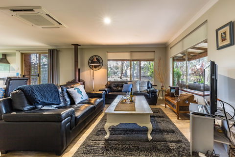 Bettenay's Lakeside Chalets And Luxury Spa Apartment - eAccommodation 6