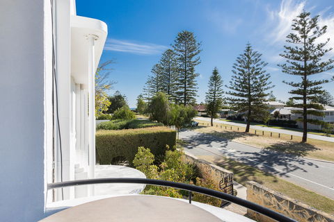 Cottesloe Beach Deluxe Apartment - eAccommodation 2