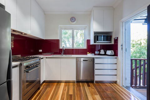 Cottesloe Beach Deluxe Apartment - eAccommodation 6
