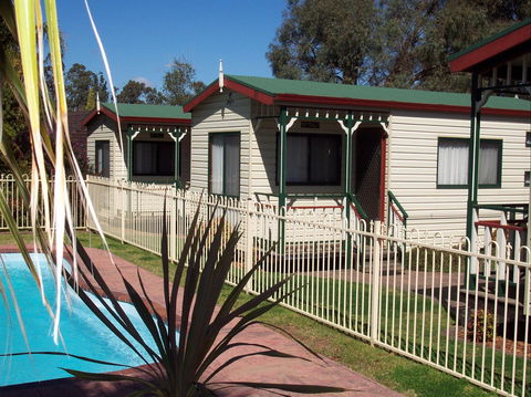 Parkes Country Cabins - eAccommodation 0