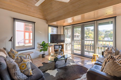 Dlux + Escape @ Lorne - eAccommodation 0
