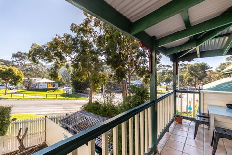 Dlux + Escape @ Lorne - eAccommodation 2