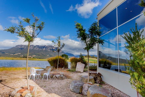 Eagles Nest Retreat - eAccommodation 0