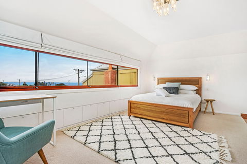Newcastle Executive Homes - Oceanview Terrace - eAccommodation 0