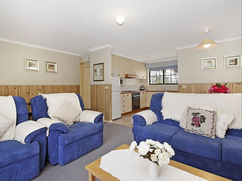 Oak Cottage - Tudor Village - eAccommodation 2