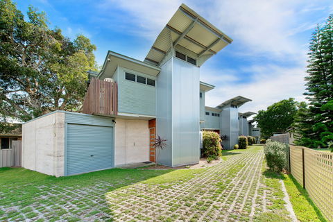 Sun Worship Crescent Head Eco Villas - eAccommodation 1