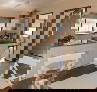 Taranaki Beach Unit - eAccommodation
