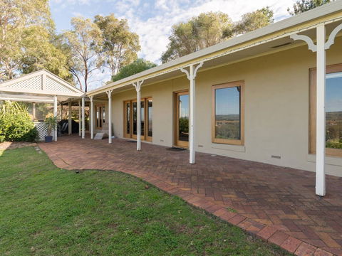 131 - Heart Of The Vale - eAccommodation 1