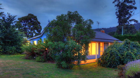 Castaway Cottage - eAccommodation 0